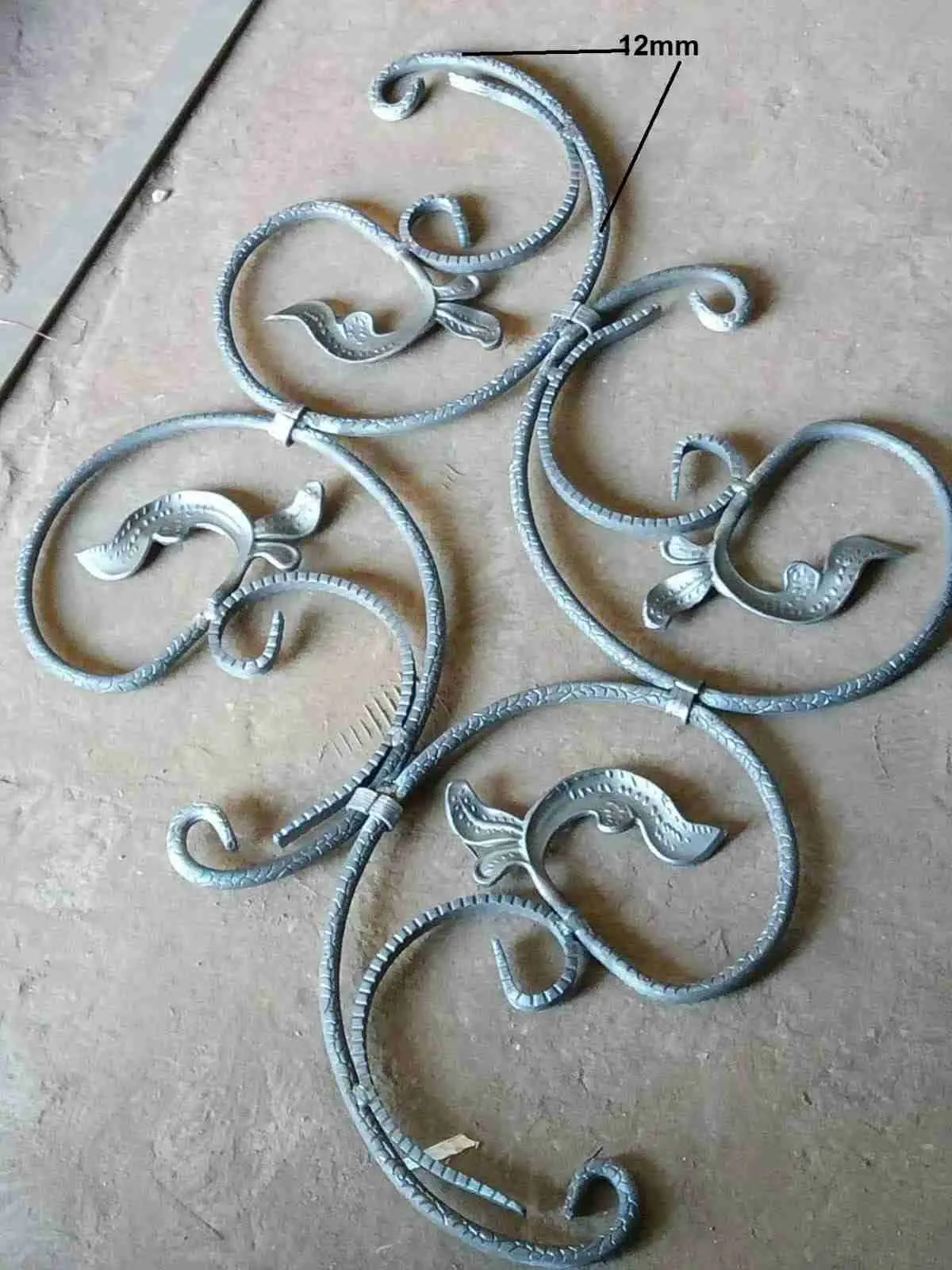 img/urunler/bend01/Intricate_Wrought_Iron_Bending_Sculpture.webp